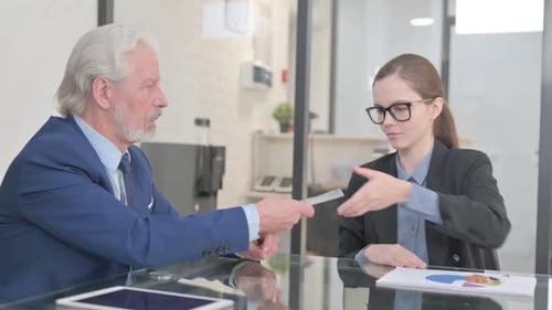 Empresarios intercambian dinero y llaves de casa