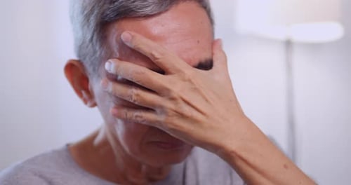 Anciano asiático con migraña. Hombre mayor que sufre de dolor de cabeza.