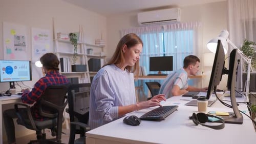 Grupo de hombre de negocios y mujer que usan una computadora portátil trabajando en la oficina.