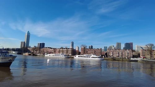 Vista aérea de Rotterdam, Países Bajos, que muestra el icónico puente Erasmus, barcos en el río y