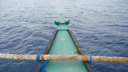 Velero tradicional filipino que se balancea suavemente sobre las olas