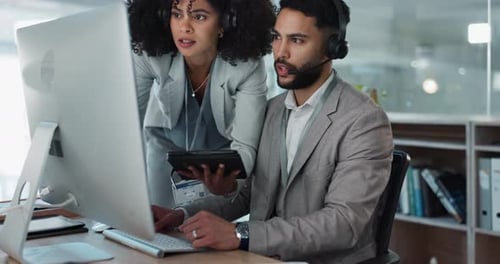 Empresários, call center e computador para treinar funcionários em telemarketing