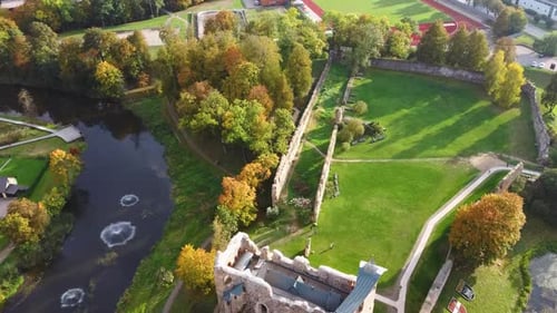 Vista aérea de las ruinas del antiguo castillo medieval en Dobele, Letonia