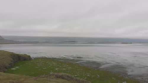 Islandia Persona de pie en la montaña con vistas