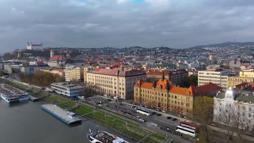 Vista aérea de la ciudad de Bratislava, que muestra el vibrante paisaje urbano, el casco histórico y el moderno