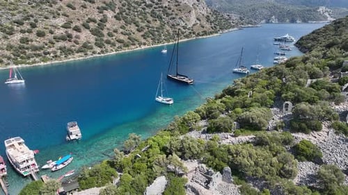 Vista aérea de la costa tropical en un paraíso sereno.