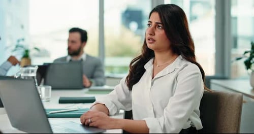 Frustrada, empresária e mulher com laptop no escritório devido a uma falha ou erro financeiro