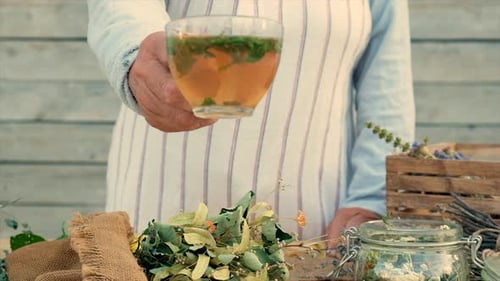 Avó faz chá com ervas medicinais