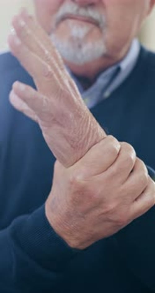 Manos, lesión y hombre mayor con dolor en la muñeca, articulaciones e inflamación con síntomas de artritis