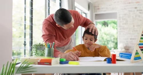 Aprendizaje en casa, padre o niño en edad escolar en el jardín de infantes que estudia para obtener conocimientos