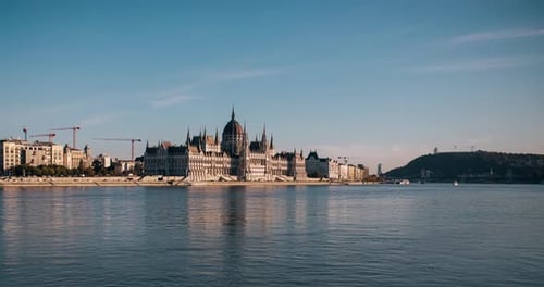 Timelapse del Parlamento de Budapest en un día claro y soleado desde el otro lado del río Danubio