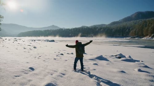 Escena invernal aventurera Una persona entusiasta disfrutando de un pintoresco paisaje nevado con Dramático