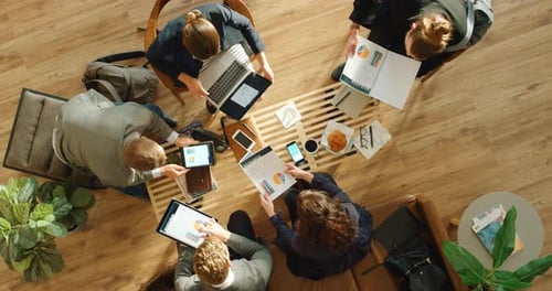 Trabalho, reunião de negócios em equipe e estratégia logística gráfica de marketing, trabalho em equipe em um escritório