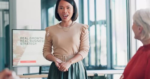 Mulher de negócios, apresentação ou proposta em reunião, estratégia de crescimento da empresa