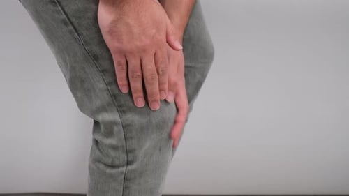 dor no joelho do homem