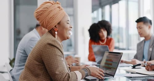 Rosto, negócios e mulher negra em reunião, brainstorming e planejamento no escritório