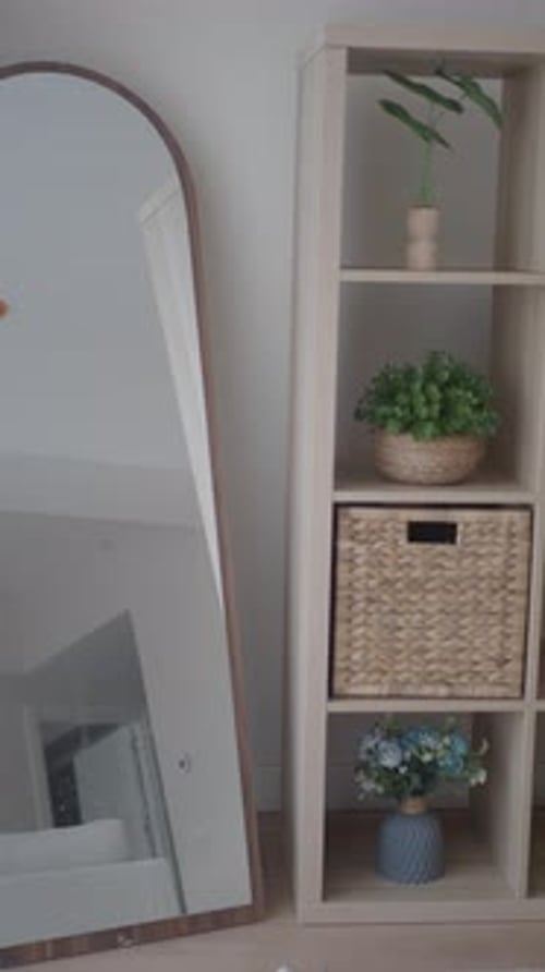 Stilvolles Wohnzimmerdekor mit natürlichen Elementen