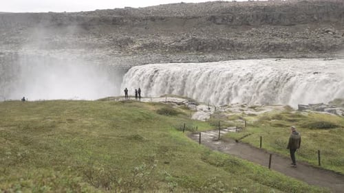 Cachoeiras de Detifoss na Islândia com amplo time lapse com pessoas.