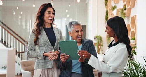 Mulheres, aplausos e tablet no escritório para negócios, campanha de sucesso e apoio na empresa