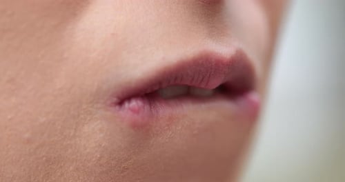 Gros plan macro d'une jeune femme se mordant les lèvres