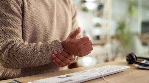 Empresa, persona y muñeca con dolor en la oficina por lesión laboral, fatiga muscular