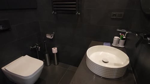 Kameraschwenk über die moderne Badezimmereinrichtung