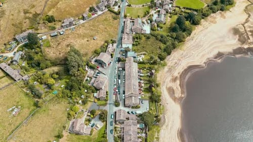 Imagens aéreas de drone de uma típica vila rural inglesa de Yorkshire com moinhos. Filmado em Leeming acima