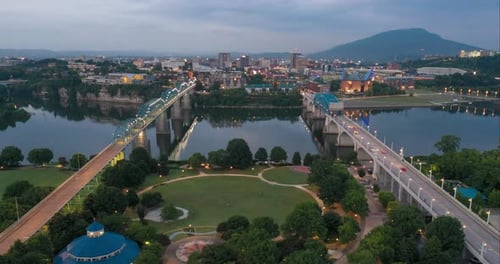 Horizonte de
Chattanooga. Puentes del río Tennessee. Hiperlapso de noche a día, lapso de tiempo. Aéreo