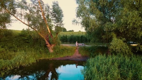 Terapeuta massageando por mulher em águas pacíficas oferecendo terapia em ambiente externo, garantindo vista aérea