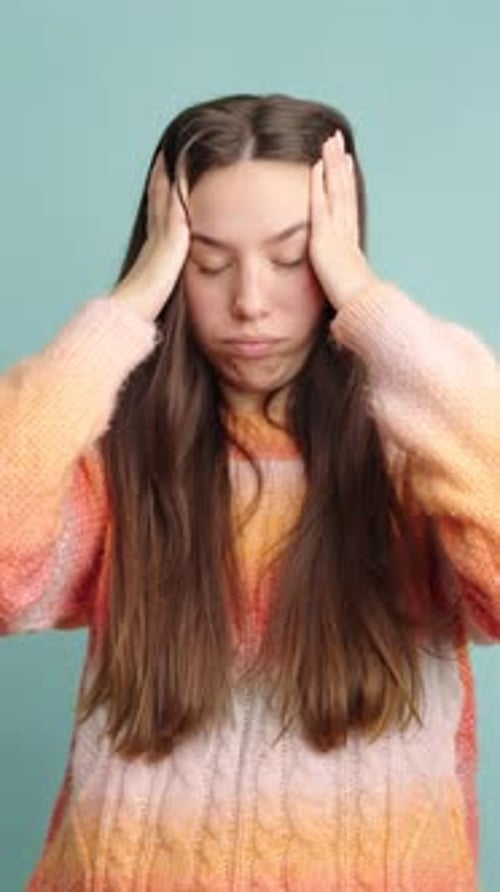 Jeune femme exprimant son stress et sa frustration en studio