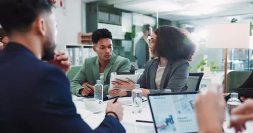 Empresários, estratégia e tecnologia no escritório para colaboração e discussão