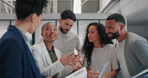 Empresários, discussão de planejamento e documentos para metas, metas ou missões da empresa