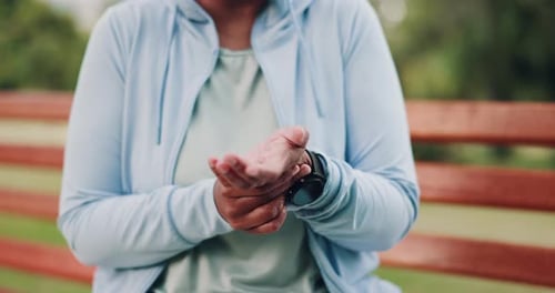 Estiramientos de manos, personas y muñecas para el dolor además de la artritis o la osteoporosis