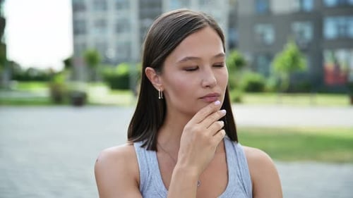 Joven preocupada y nerviosa al aire libre, cara de cerca