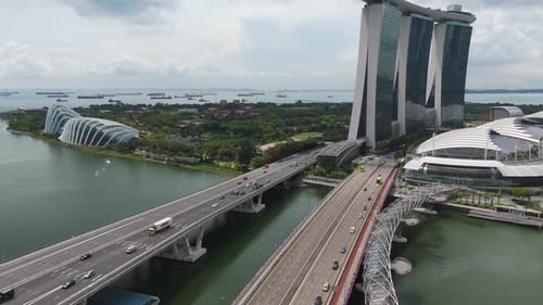 Vista aérea desde Marina Bay Sands, que muestra el puente Helix y los jardines junto a la bahía en Singapur.