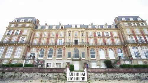 A shot of a building with typical Parisien architecture.