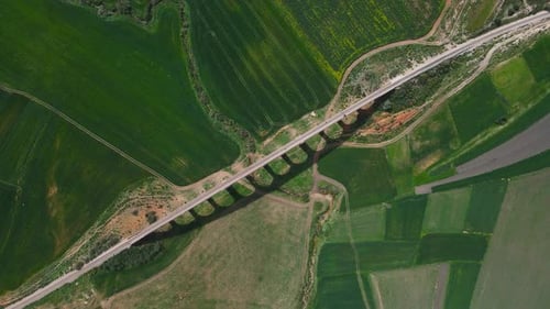 Impresionante vista aérea de un puente que cruza Beja, Túnez