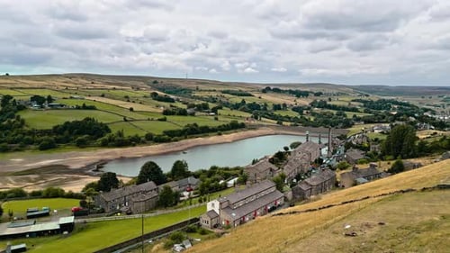 Imagens aéreas de drone de uma típica vila rural de Yorkshire. Filmado em Leeming acima de Oxenhope e adjacente