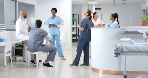 Diversos profesionales de la salud conversan en un hospital