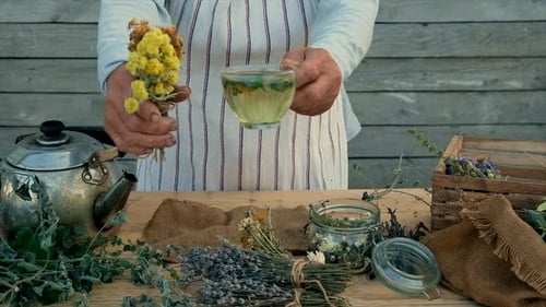 Avó faz chá com ervas medicinais