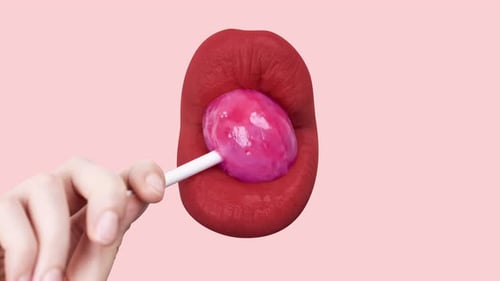 Lèvres féminines et sucette