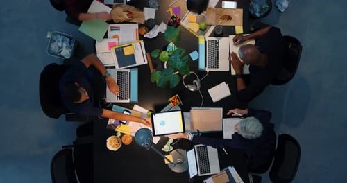 Reunião de logística, equipe e negócios à noite com KPI, dados digitais, marketing