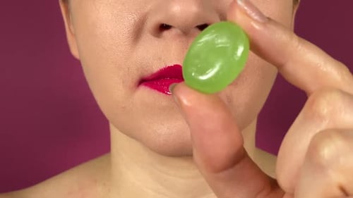 Gros plan, bouche féminine, lèvres colorées, mange des aliments sucrés, fond isolé
