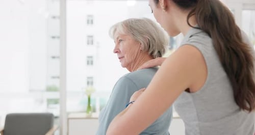 Mujer, fisioterapia y rehabilitación para el dolor de hombro de la paciente, apoyo a la artritis