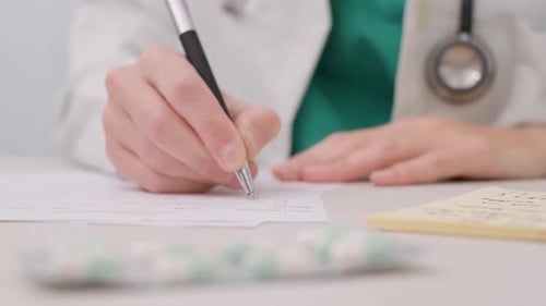 La receta escrita a mano por un médico sobre la mesa de la clínica. De cerca