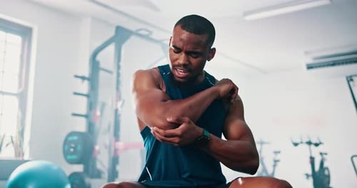 Gimnasio, dolor de codo y hombre negro con estado físico, anatomía y entrenamiento con problema en las articulaciones