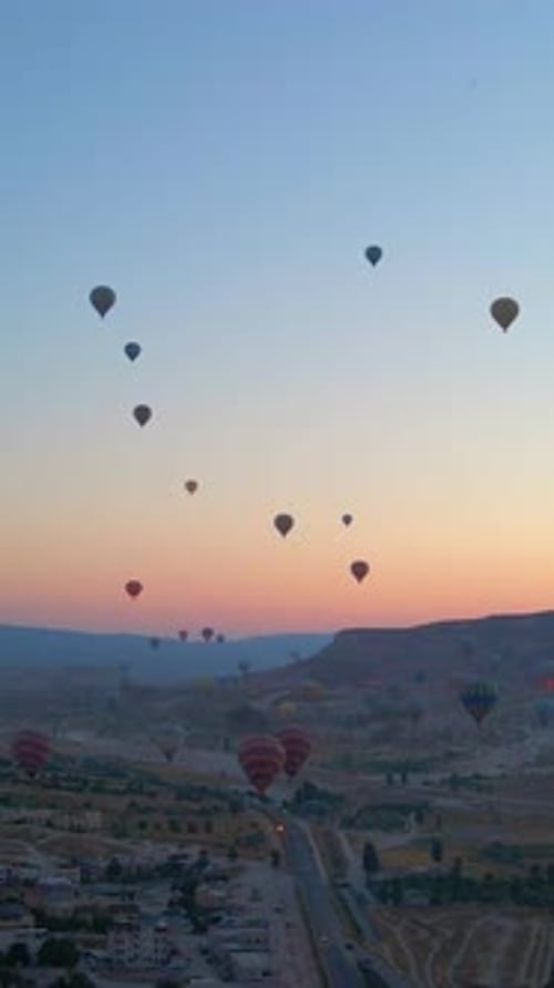 Vidéo verticale Dans cette vidéo aérienne, le ciel au-dessus de la Cappadoce en Turquie prend vie grâce à un kaléidoscope