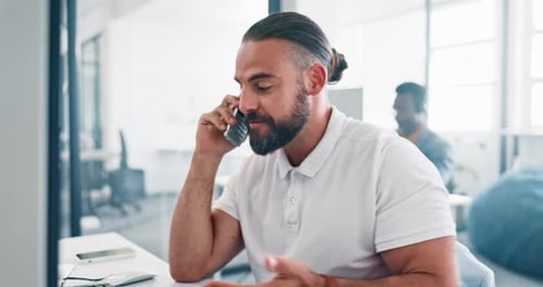 Homme d'affaires, agacé ou communication par téléphone dans un bureau moderne, marketing numérique