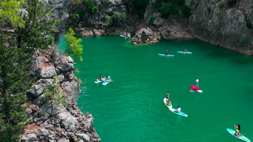 Vista aérea: aventura de remo de verão no Green Canyon, pessoas nadando e relaxando