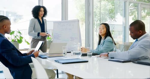 Reunião de negócios, apresentação e gerente feminina de estratégia de marketing